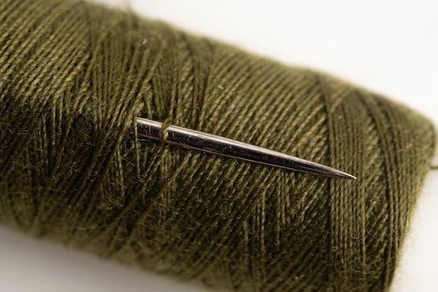 haftowana tkanina z igłą